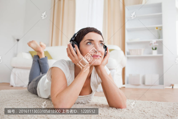 夢(mèng)中的女人聽(tīng)音樂(lè)