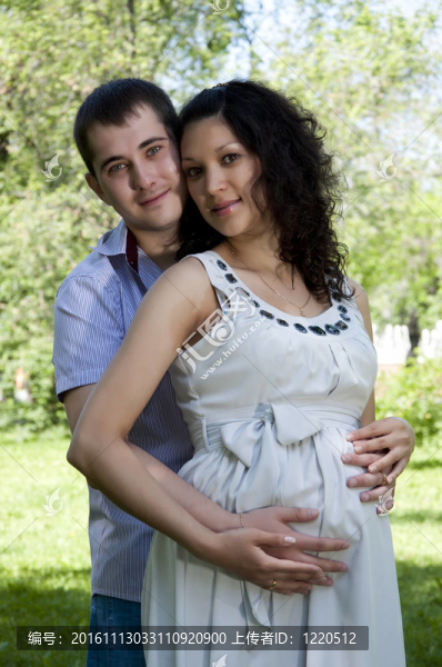男子和孕婦在公園擁抱