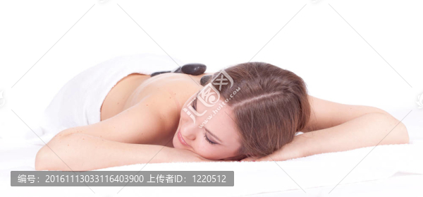 美麗的年輕女子在水療院；石頭按摩