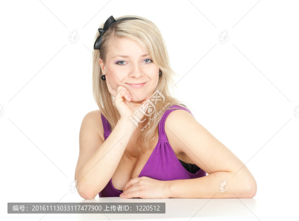 微笑的年輕金發(fā)女人頭上的手掌
