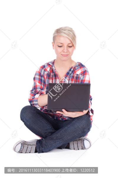 穿著休閑襯衫的年輕女性在筆記本電腦上工作