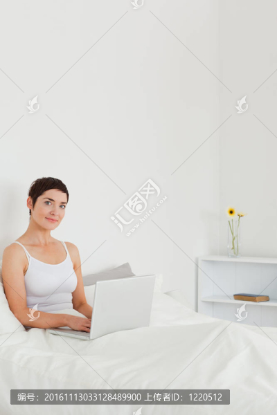 使用筆記本電腦的一個(gè)美麗的女人肖像
