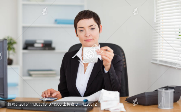 辦公室工作人員做會計
