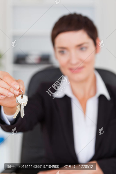 一個(gè)展示鑰匙的女人的肖像