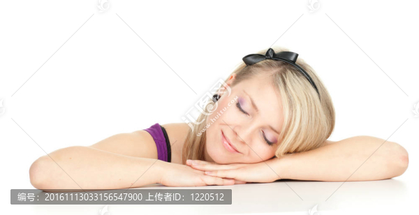 微笑的年輕金發(fā)女人閉著眼睛