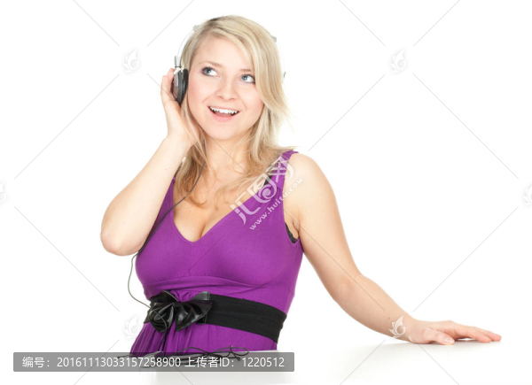 微笑的年輕女子在耳機(jī)和MP3播放器