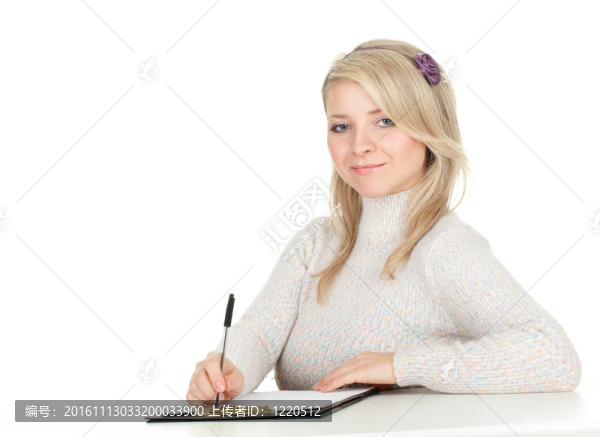 微笑的年輕女人在黑色剪貼板上書寫；系列