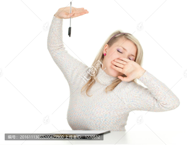 打哈欠；用干凈的羊毛衫把年輕的女人用剪貼板和鋼筆