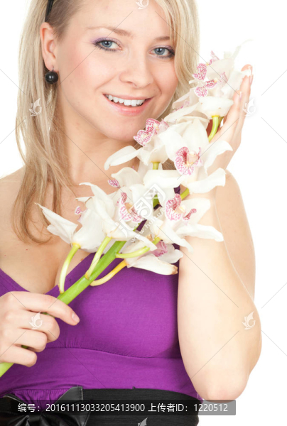 微笑美麗的年輕女子與白蘭花