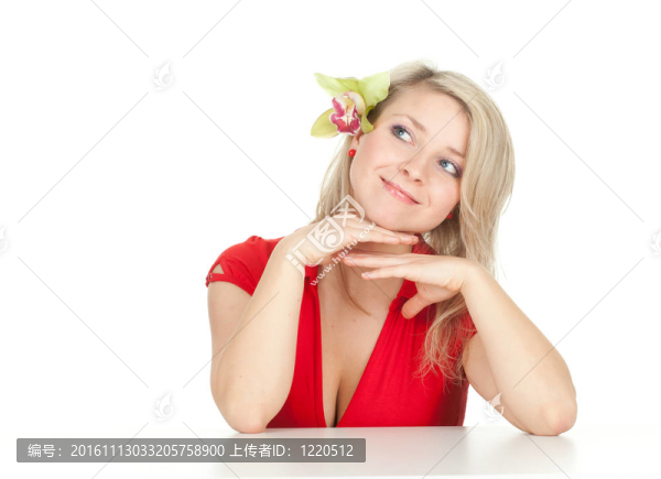 微笑美麗的年輕女子與綠蘭花