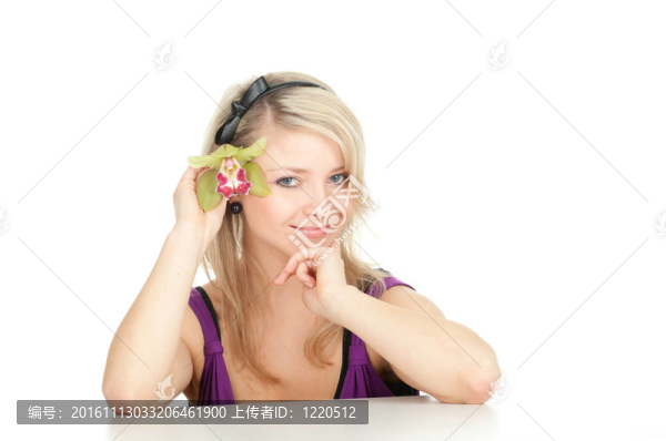 微笑美麗的年輕女子與綠蘭花
