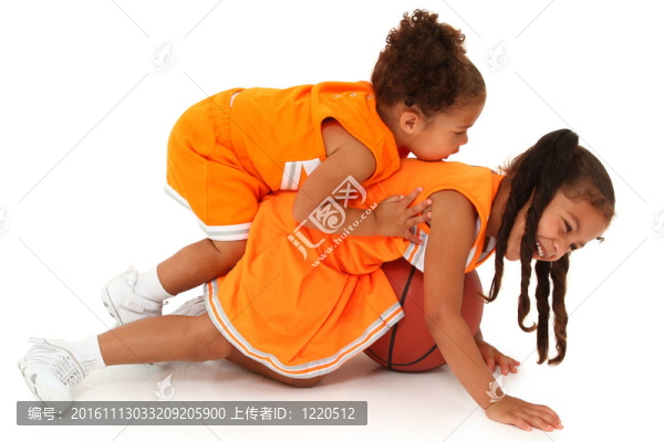 兩個可愛的非洲西班牙裔女孩打籃球