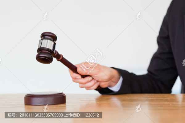 女人的手敲著小木槌