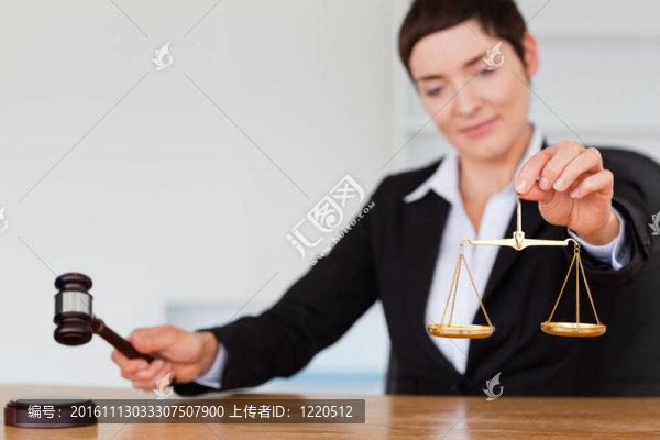 用一個木槌和司法尺度嚴肅的法官