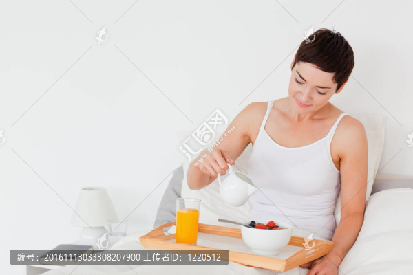 婦女吃早餐