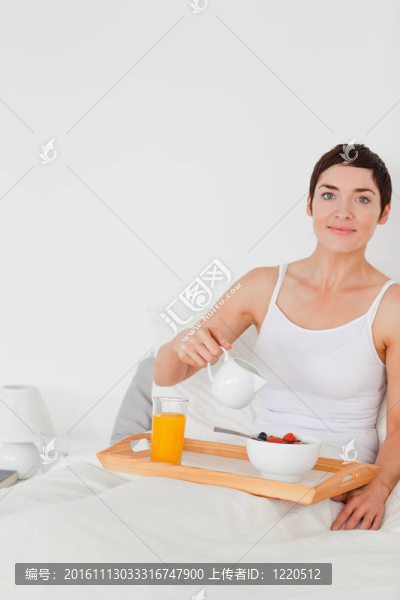 一個女人把牛奶倒進麥片粥的肖像