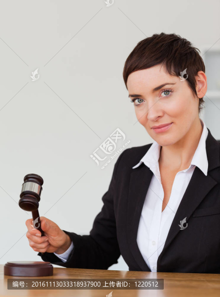 一個嚴(yán)肅的女人敲槌的肖像