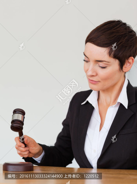 一個(gè)女人敲槌的肖像