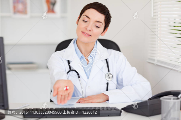 女醫(yī)生顯示藥丸