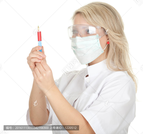 年輕的女護(hù)士手里拿著注射器在醫(yī)療面罩里