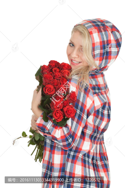 可愛的女人戴著一束紅玫瑰