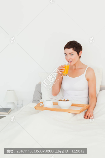 一個女人早餐喝果汁的肖像