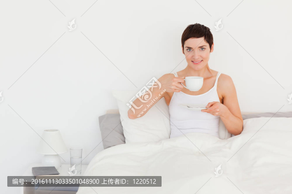 女人喝咖啡