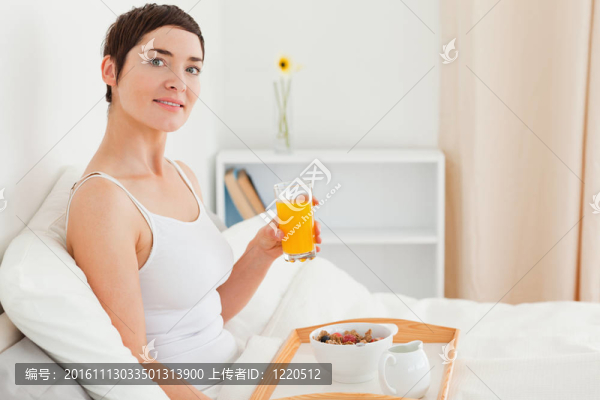 一個女人喝果汁的特寫
