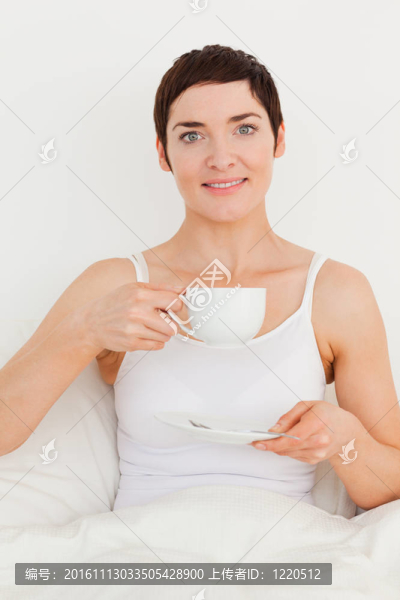 年輕女子喝茶