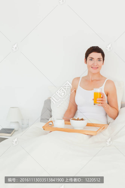 一個(gè)拿著一杯果汁的女人的肖像