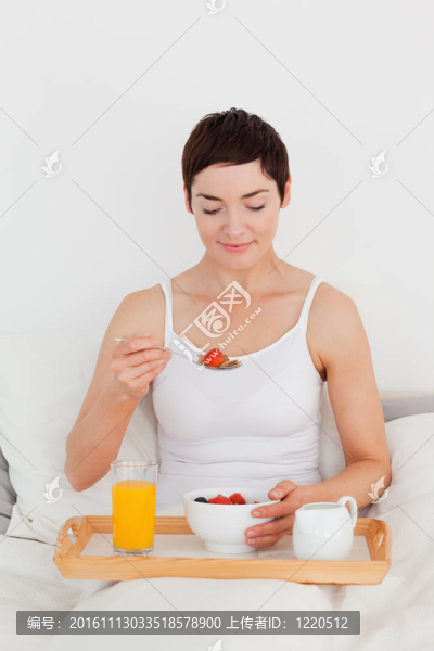 華麗的女人吃谷物