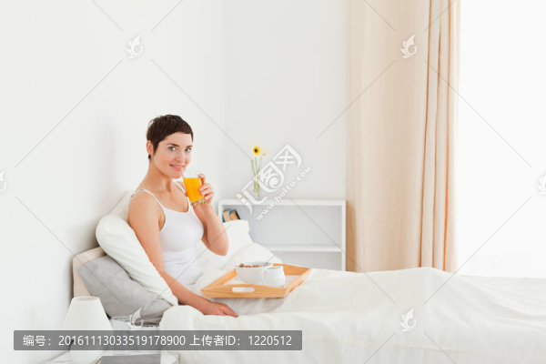 華麗的女人喝果汁
