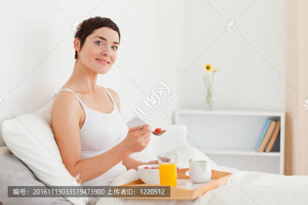 微笑的女吃麥片