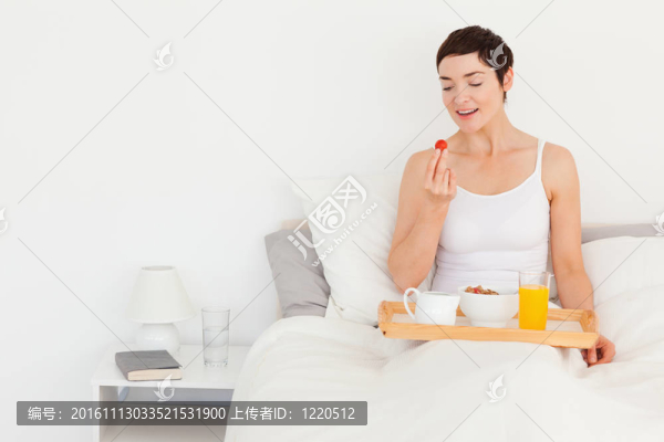 迷人的黑發(fā)吃草莓