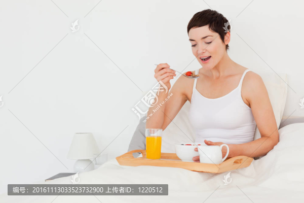 可愛的女人吃麥片