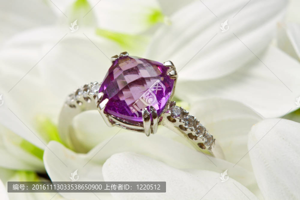 戒指和花組成