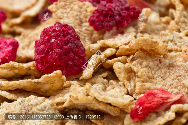 玉米片和紅色漿果