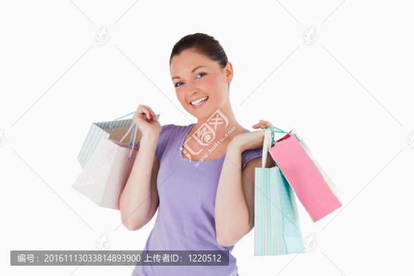 漂亮的女人拿著購物袋站著