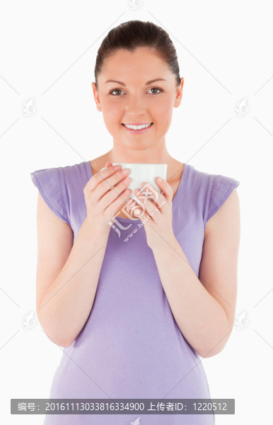 漂亮的女人站著喝杯咖啡