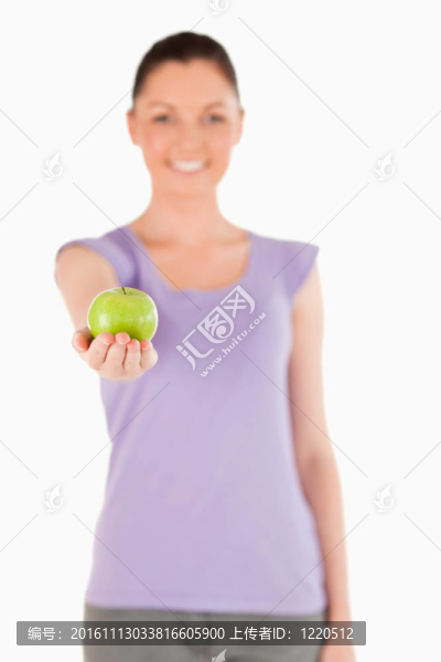 可愛的女人拿著蘋果站著