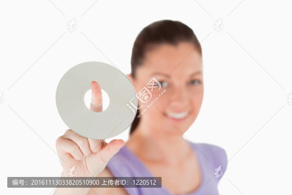迷人的女人拿著CD站著