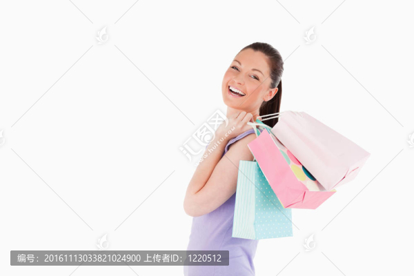美女抱著購物袋站著
