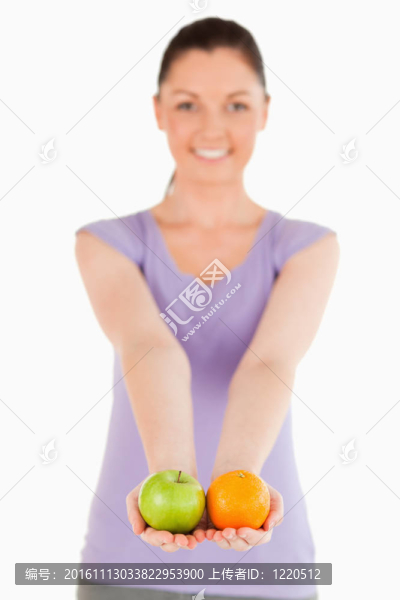 美女站著拿著水果