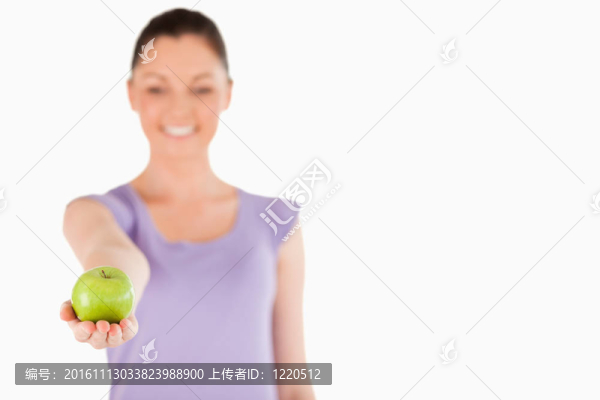 漂亮女人拿著蘋果站著