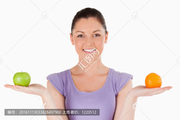 一個可愛的女人站著拿著水果的肖像