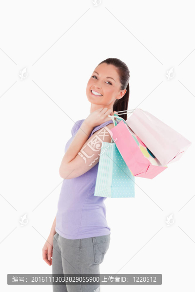 漂亮的女人拿著購物袋站著