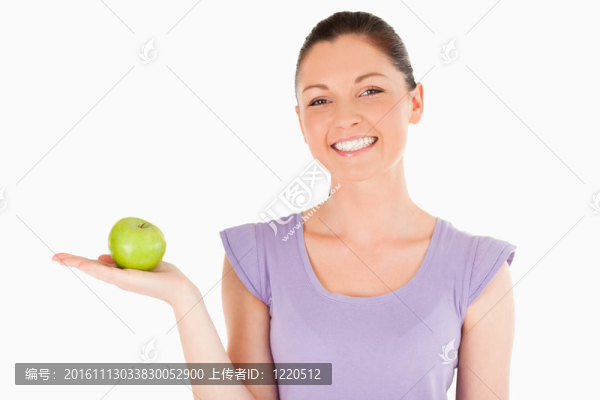 美女抱著蘋果站著