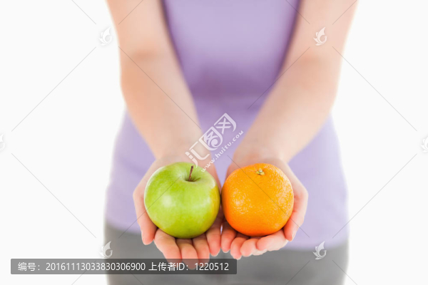 站著水果的女人