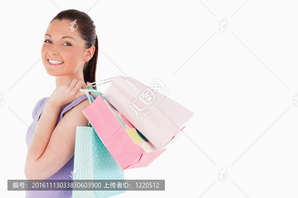 迷人的女人拿著購(gòu)物袋站著