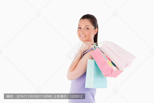 迷人的女人拿著購(gòu)物袋站著